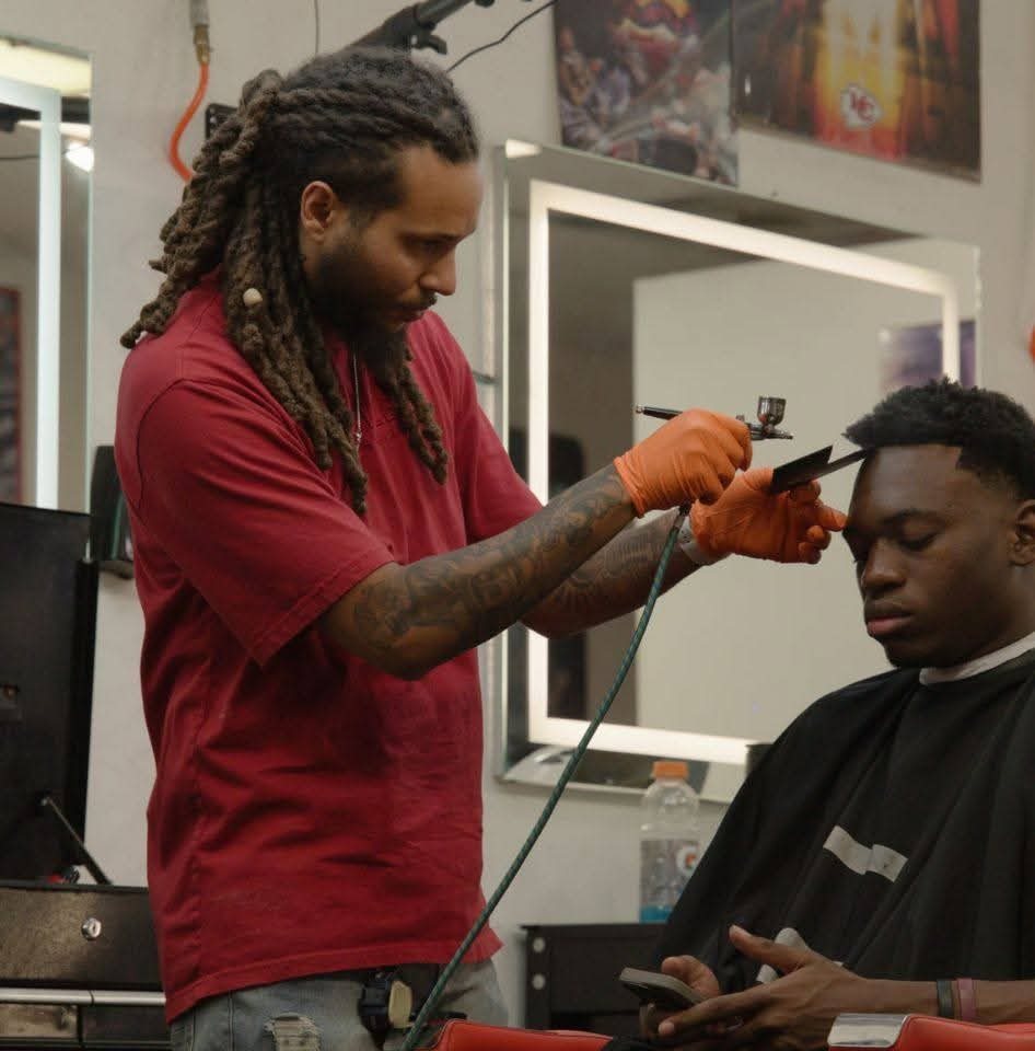 Trey the Barber working on a client at All Star Fadez